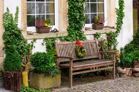Um Gartenmöbel vor dem Wetter der kälteren Jahreszeit zu schützen, gibt es allerlei Mittel zu unterschiedlichen Preisen – doch welches bietet das beste Preis-Leistungsverhältnis?
