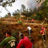 Unterstützt werden sie dabei von Feuerwehrleuten – oft unter widrigen Umständen. Sich an den Hängen Zugang zum Feuer zu verschaffen, ist nicht so leicht