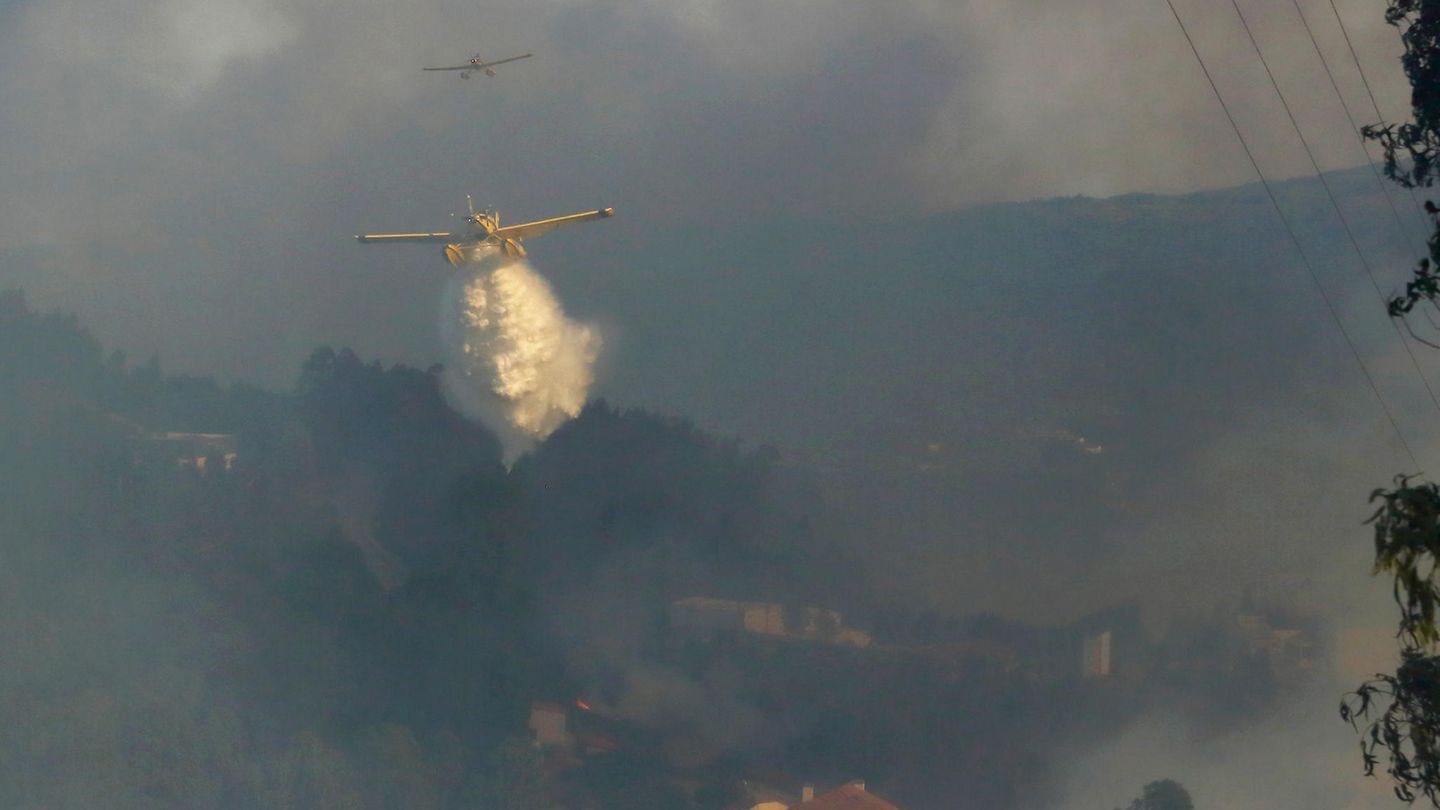 21 Löschflugzeuge und Hubschrauber sind im Einsatz, acht davon hat die EU zur Unterstützung gesandt. "Das ist wie das Ende der Welt", sagte eine betroffene Frau dem TV-Sender CNN Portugal         