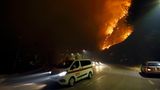 Vielerorts entstehen dramatische Situationen, wenn sich die Flammen in Straßen, Gemeinden und Siedlungen hineinfressen   
