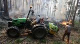 Auch Trecker mit Wassertanks sind im Einsatz, Hunderte von Menschen sind in Sicherheit gebracht worden