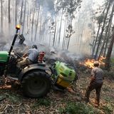 Auch Trecker mit Wassertanks sind im Einsatz, Hunderte von Menschen sind in Sicherheit gebracht worden