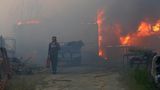In dem Ort Sever do Vouga brennt eine Lagerhalle. Offenbar hat dieser Mann versucht, das Feuer mit einem kleinen Feuerlöscher zu bekämpfen.