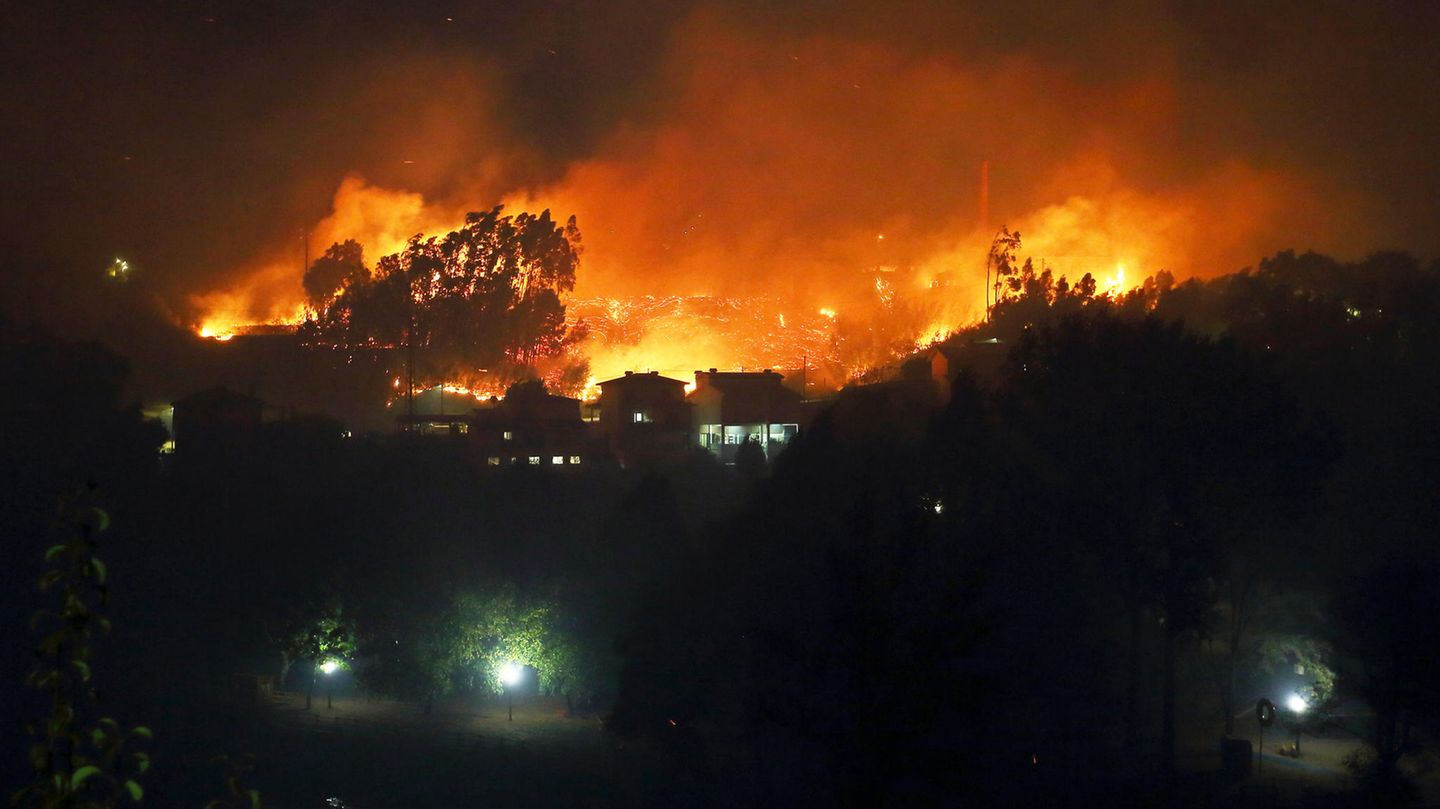 Mehr als 20 Waldbrände wüten im Norden und im Zentrum Portugals. Gut 5300 Feuerwehrleute, Angehörige des Zivilschutzes und Soldaten bekämpfen die Flammen, die Menschen und ganze Ortschaften bedrohen
