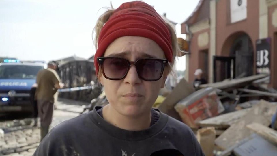 Das Restaurant dieser jungen Frau im Süden Polens ist seit der Nacht von Samstag auf Sonntag komplett zerstört. Doch die Unterstützung, die sie nun erfährt, schürt Hoffnung.