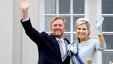 Das Königspaar freute sich sichtlich über den Jubel. Ihre Fehltritte während der Corona-Pandemie - die beiden jetteten etwa in der heißen Phase nach Griechenland - scheinen vergessen zu sein
