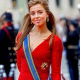 ... ihre jüngere Schwester Alexia, 19, mit dabei. Sie trug ein knallrotes Kleid, das offenbar aus dem Kleiderschrank ihrer Mutter stammte: Máxima hatte es in den Jahren 2002 und 2003 zu royalen Anlässen getragen - ein Detail, das viele Royal-Fans freute. 