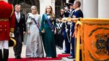 Mit einer feierlichen Zeremonie wurde in den Niederlanden das parlamentarische Jahr eröffnet. Dabei stellt der Monarch oder die Monarchin den Haushaltsentwurf und die Pläne der Regierung für das kommende Jahr vor. Prinsjesdag heißt das Ganze und gilt als einer der Höhepunkte im Kalender der Royals. König Willem-Alexander und Königin Máxima gingen mit Kronprinzessin Amalia am Dienstag voran. Vor allem...