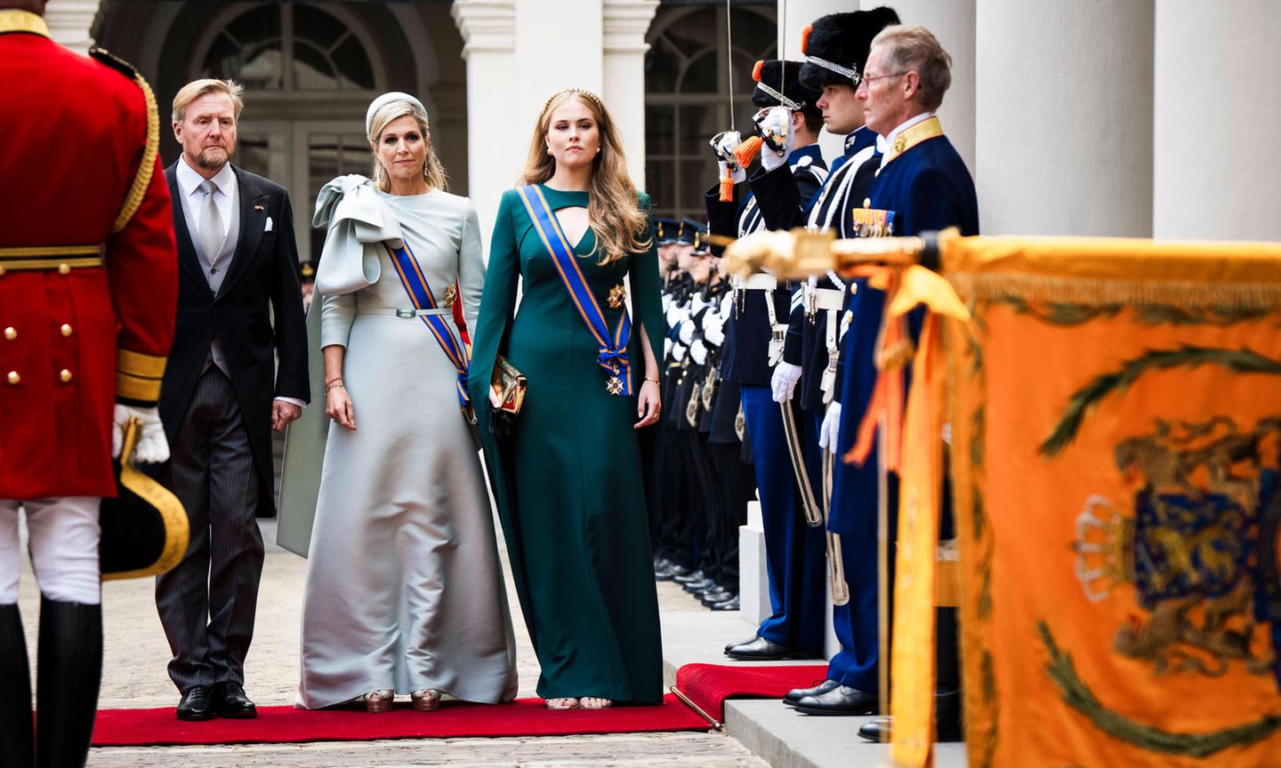 Mit einer feierlichen Zeremonie wurde in den Niederlanden das parlamentarische Jahr eröffnet. Dabei stellt der Monarch oder die Monarchin den Haushaltsentwurf und die Pläne der Regierung für das kommende Jahr vor. Prinsjesdag heißt das Ganze und gilt als einer der Höhepunkte im Kalender der Royals. König Willem-Alexander und Königin Máxima gingen mit Kronprinzessin Amalia am Dienstag voran. Vor allem...