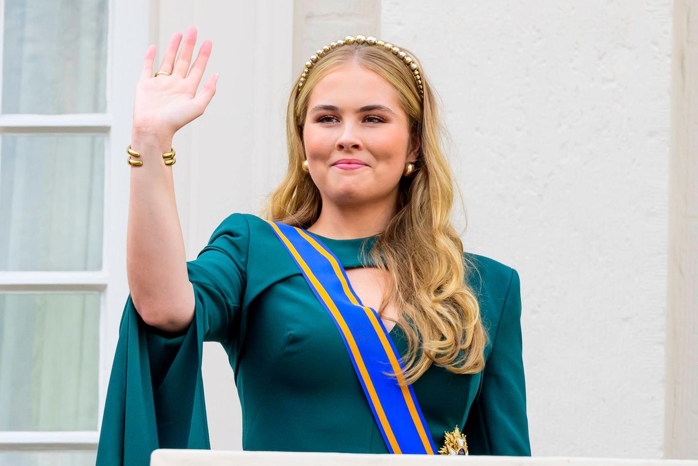 Monarchie in Niederlanden: ... die junge Kronprinzessin, 20 Jahre alt, begeisterte die Zuschauerinnen und Zuschauer in einer petrol-farbenen Robe mit Goldschmuck. Medienberichten zufolge gab es Applaus für die Königsfamilie - nicht selbstverständlich, da die Beliebtheitswerte der Monarchie zuletzt stetig sanken. Nur noch 44 Prozent der Niederländer*innen sprechen König Willem-Alexander volles Vertrauen aus. Die strahlenden Prinzessinnen sorgten jedoch für Begeisterung, denn neben Amalia war auch... ... die junge Kronprinzessin, 20 Jahre alt, begeisterte die Zuschauerinnen und Zuschauer in einer petrol-farbenen Robe mit Goldschmuck. Medienberichten zufolge gab es Applaus für die Königsfamilie - nicht selbstverständlich, da die Beliebtheitswerte der Monarchie zuletzt stetig sanken. Nur noch 44 Prozent der Niederländer*innen sprechen König Willem-Alexander volles Vertrauen aus. Die strahlenden Prinzessinnen sorgten jedoch für Begeisterung, denn neben Amalia war auch...