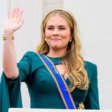 ... die junge Kronprinzessin, 20 Jahre alt, begeisterte die Zuschauerinnen und Zuschauer in einer petrol-farbenen Robe mit Goldschmuck. Medienberichten zufolge gab es Applaus für die Königsfamilie - nicht selbstverständlich, da die Beliebtheitswerte der Monarchie zuletzt stetig sanken. Nur noch 44 Prozent der Niederländer*innen sprechen König Willem-Alexander volles Vertrauen aus. Die strahlenden Prinzessinnen sorgten jedoch für Begeisterung, denn neben Amalia war auch...