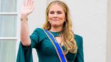 ... die junge Kronprinzessin, 20 Jahre alt, begeisterte die Zuschauerinnen und Zuschauer in einer petrol-farbenen Robe mit Goldschmuck. Medienberichten zufolge gab es Applaus für die Königsfamilie - nicht selbstverständlich, da die Beliebtheitswerte der Monarchie zuletzt stetig sanken. Nur noch 44 Prozent der Niederländer*innen sprechen König Willem-Alexander volles Vertrauen aus. Die strahlenden Prinzessinnen sorgten jedoch für Begeisterung, denn neben Amalia war auch...