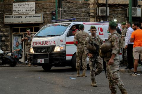 Die Krankenwagen in Beirut kamen im Minutentakt: Am Dienstagnachmittag explodierten im gesamten Libanon präparierte Pager-Geräte der Terrormiliz Hisbollah. Tausende Kämpfer, aber auch Unschuldige wurden verletzt. Neun Menschen starben bisher.
