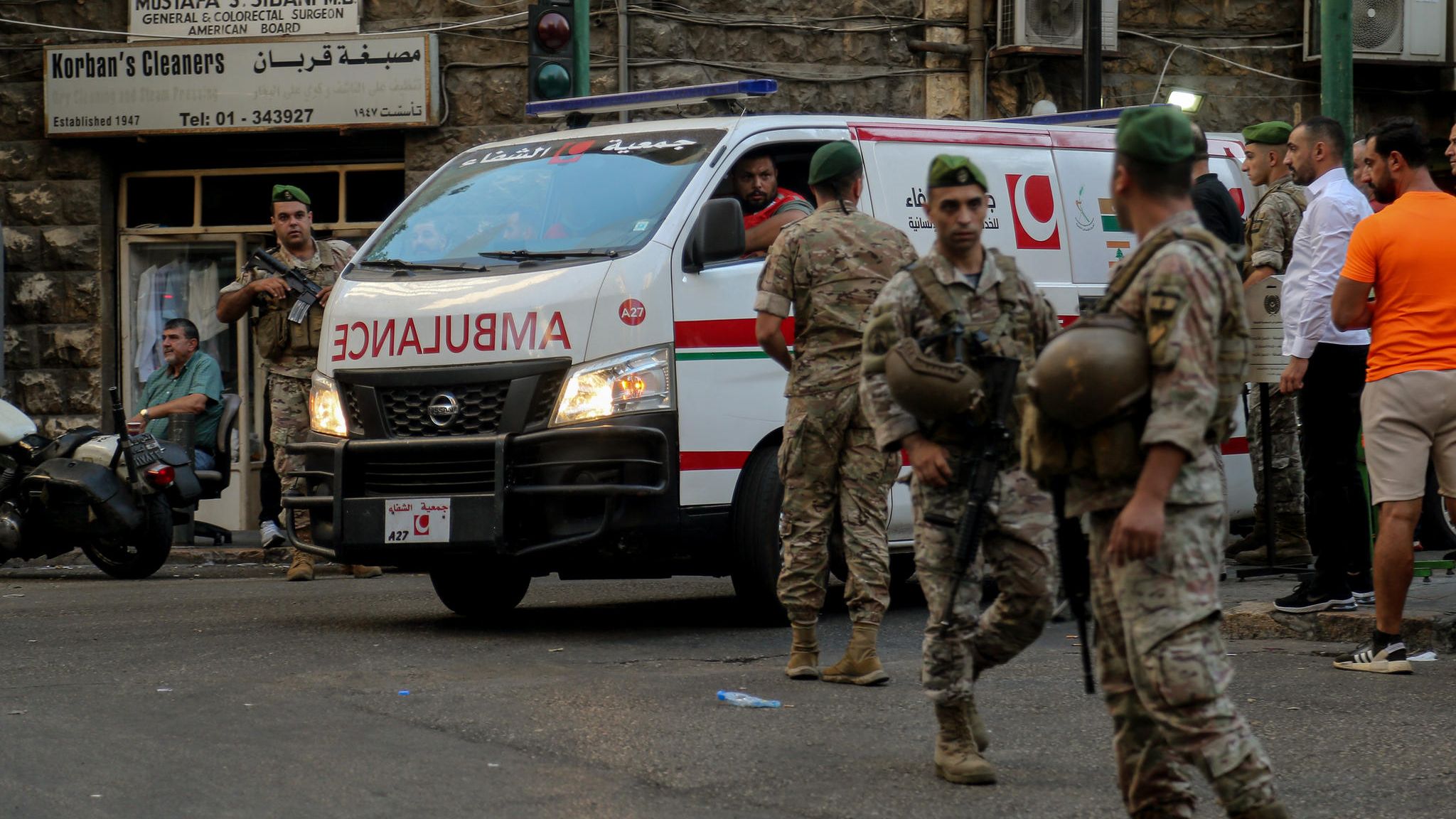 Die Krankenwagen in Beirut kamen im Minutentakt: Am Dienstagnachmittag explodierten im gesamten Libanon präparierte Pager-Geräte der Terrormiliz Hisbollah. Tausende Kämpfer, aber auch Unschuldige wurden verletzt. Neun Menschen starben bisher.