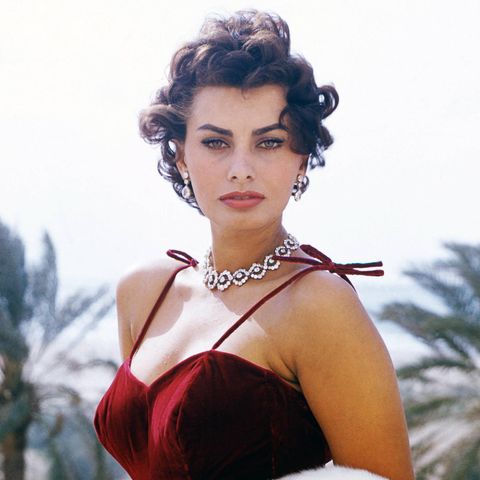 Sophia Loren in rotem Kleid, mit Edelsteinkette, blickt in die Kamera