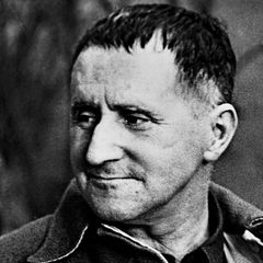 Bertolt Brecht im Jahr 1953, leise lächelnd in Weißensee – was er zur AfD sagen würde?