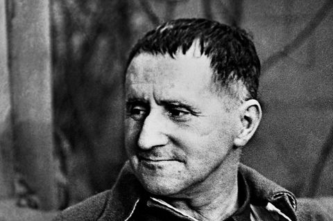 Bertolt Brecht im Jahr 1953, leise lächelnd in Weißensee – was er zur AfD sagen würde?