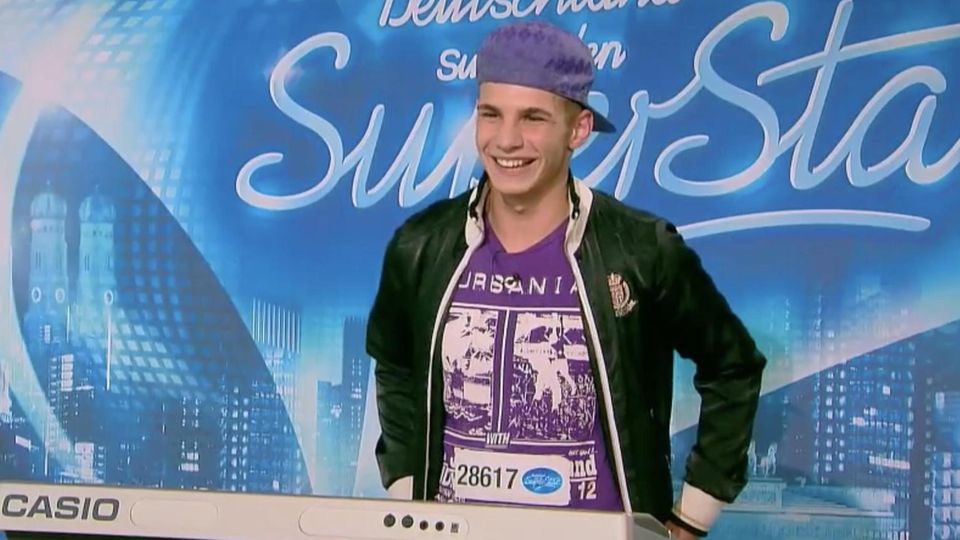 Er sitzt bereits zum vierten Mal in der DSDS-Jury. Wie sich Pietro Lombardis Leben seit seiner Teilnahme an der Castingshow entwickelt hat, erfahrt ihr im Video.