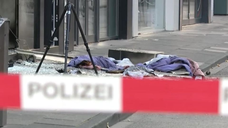 Am frühen Mittwochmorgen hat es in der Kölner Innenstadt erneut eine Explosion gegeben. Die Polizei berichtet von einer Detonation an einem Bekleidungsgeschäft in der Ehrenstraße.