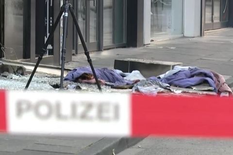 Am frühen Mittwochmorgen hat es in der Kölner Innenstadt erneut eine Explosion gegeben. Die Polizei berichtet von einer Detonation an einem Bekleidungsgeschäft in der Ehrenstraße.