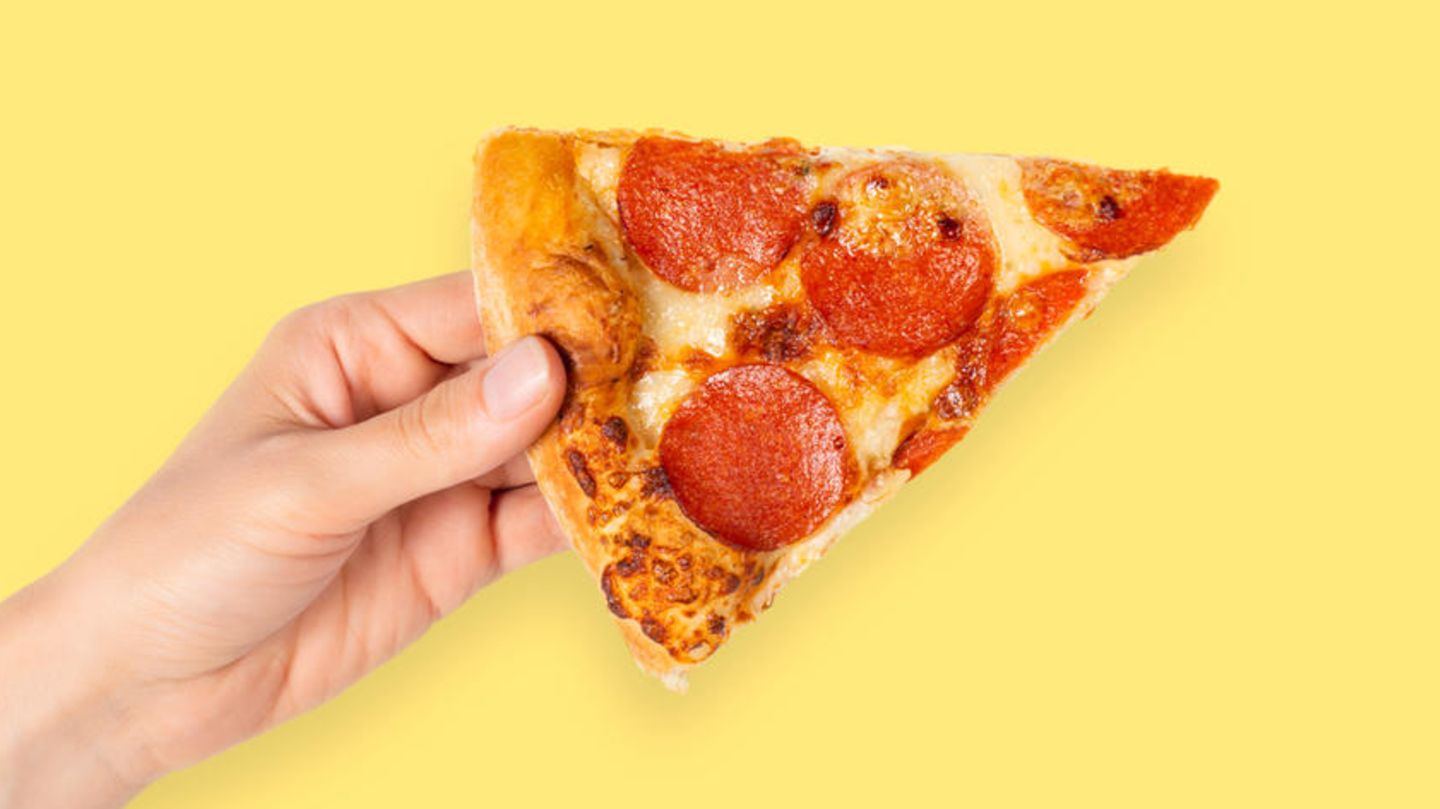 Mit Salami: Tiefkühlpizza bringt Warentest zum Schwärmen – geschmacklich geht's nicht besser
