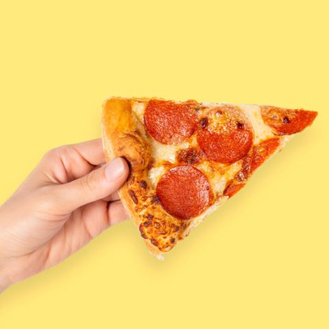 Tiefkühlpizza mit Salami