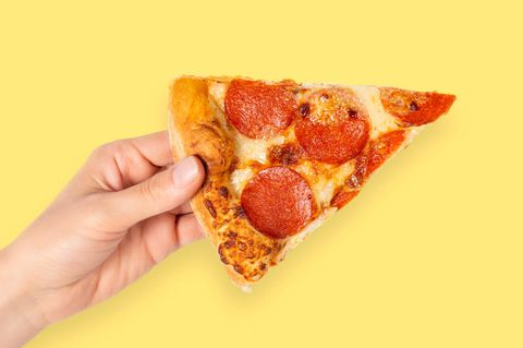 Tiefkühlpizza mit Salami