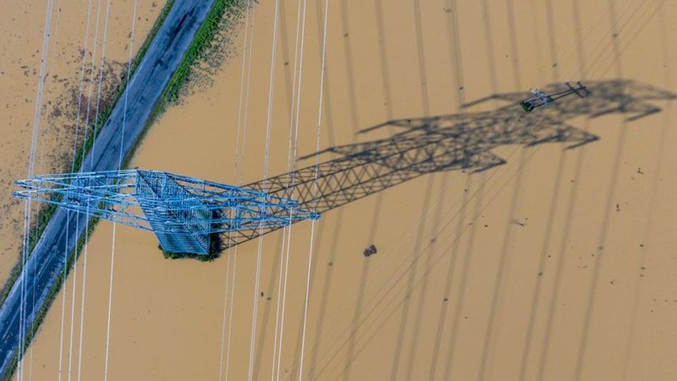 In Österreich entspannt sich die Hochwasser-Lage nur langsam. Foto: Christoph Reichwein/dpa