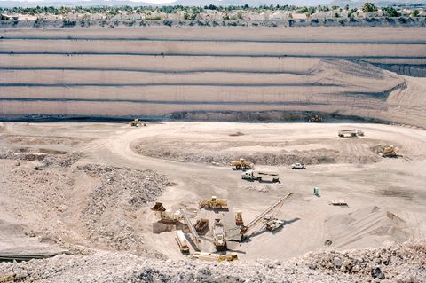 Eine Sandmine bei Las Vegas – so groß, dass die Baufahrzeuge wie Spielzeugautos aussehen