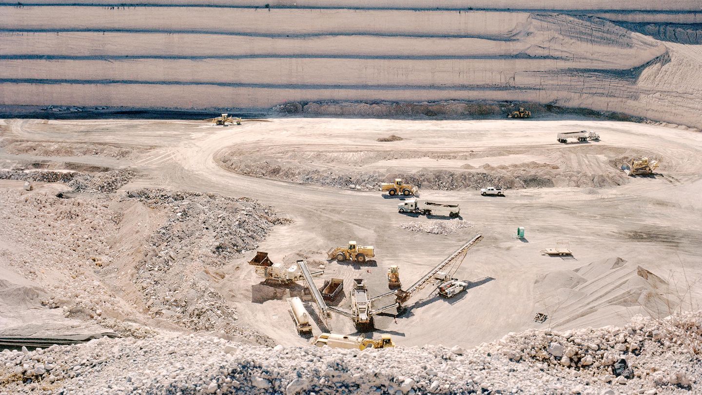 Eine Sandmine bei Las Vegas – so groß, dass die Baufahrzeuge wie Spielzeugautos aussehen