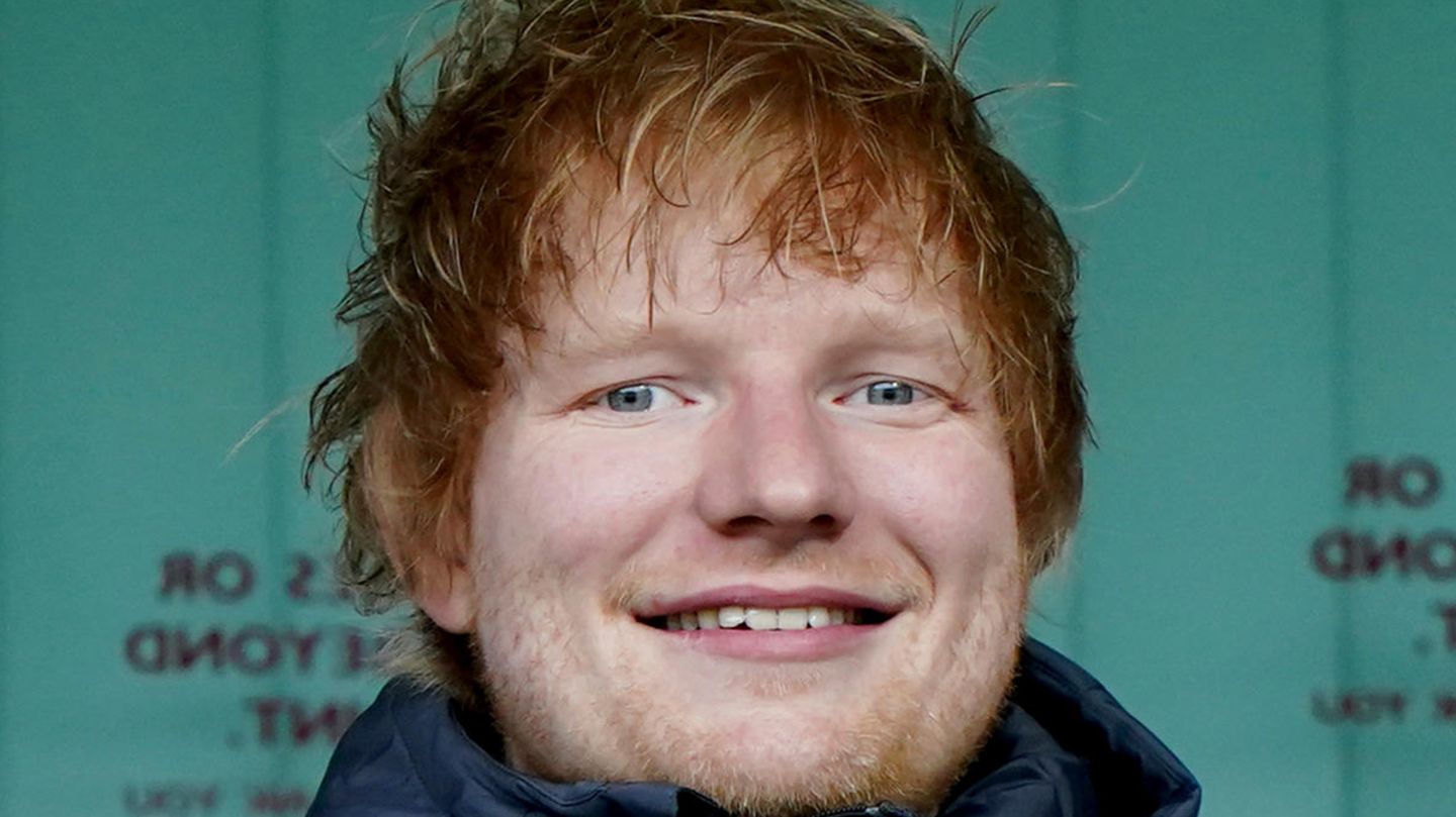 Ed Sheeran surprises jogger in London with serenade