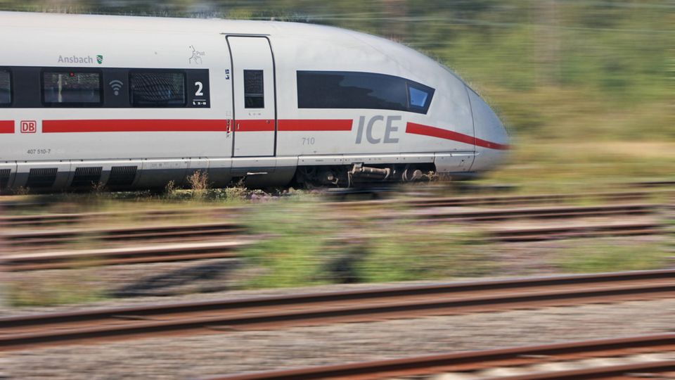 Die Flanke eines ICE der Deutschen Bahn