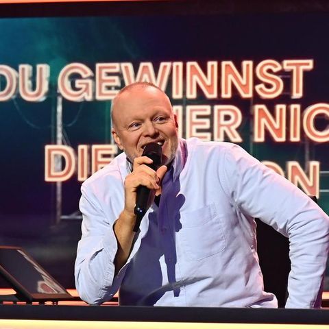 Stefan Raab am Pult seiner TV-Sendung