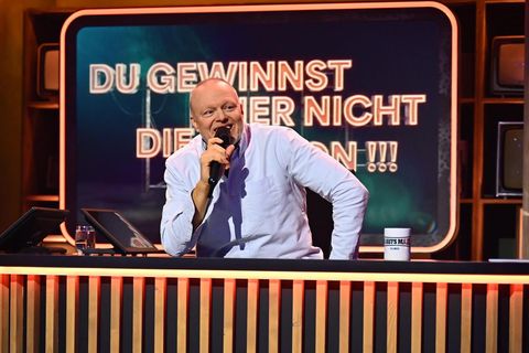 Stefan Raab am Pult seiner TV-Sendung