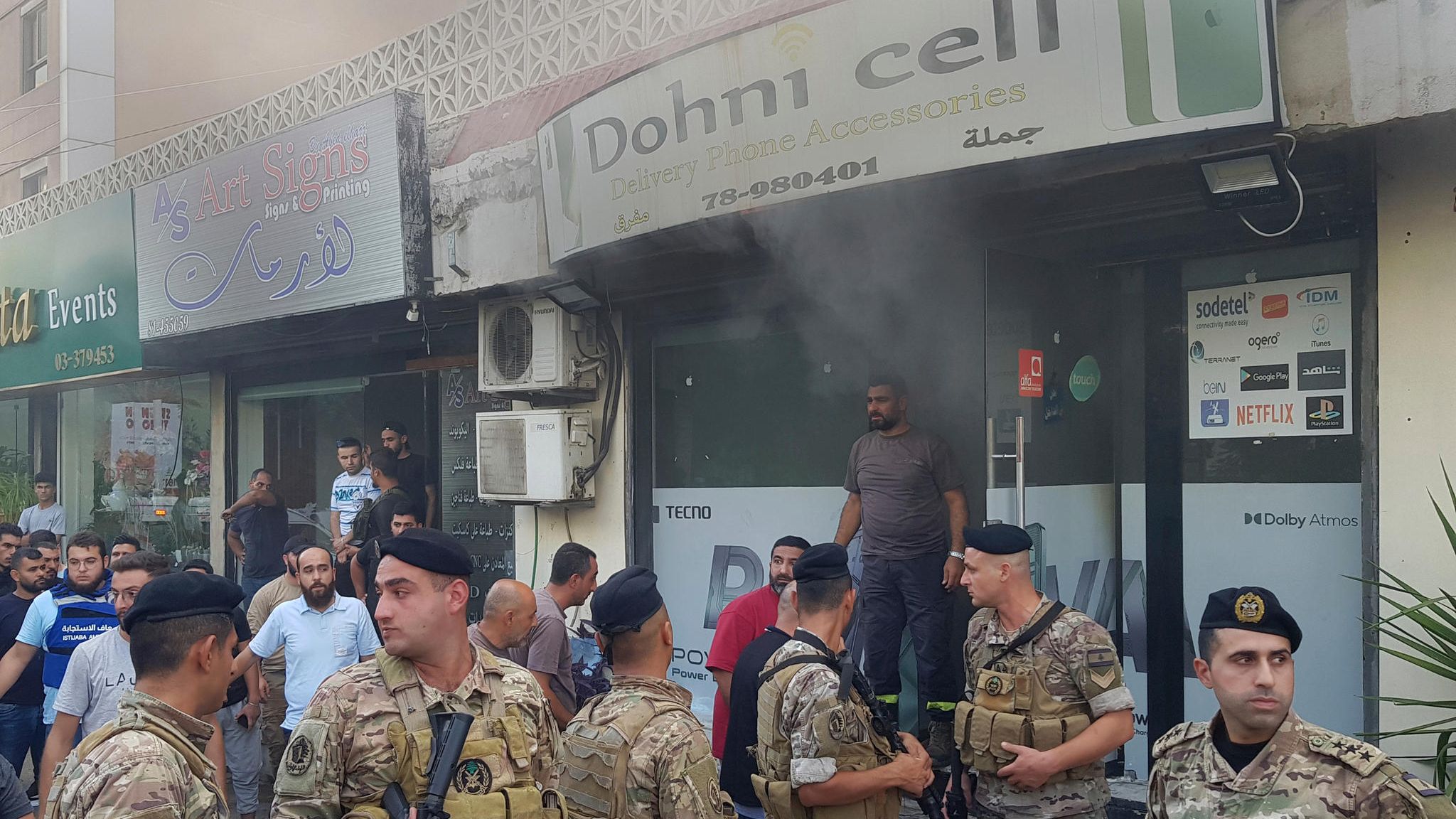 Rauch steigt aus dem Handyshop "Dohni Cell" in Sidon im Libanon