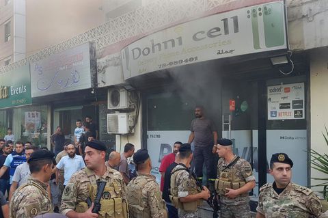 Rauch steigt aus dem Handyshop "Dohni Cell" in Sidon im Libanon