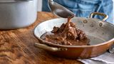 Wildgulasch mit Blaukraut und Semmelknödeln