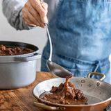 Wildgulasch mit Blaukraut und Semmelknödeln