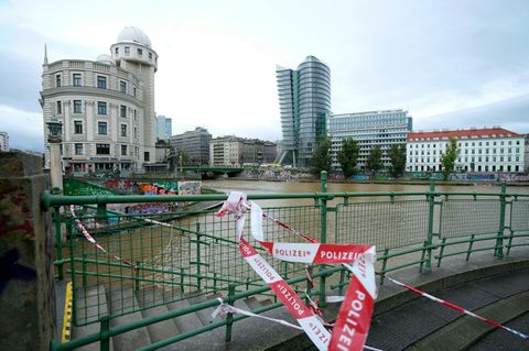 Jahrhundert-Hochwasser in Österreich: Die Polizei hat das Ufer am Wiener Donaukanal abgesperrt
