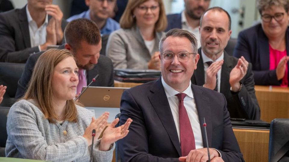 Schweitzer will auf das hören, was die Menschen an den Küchentischen besprechen - neben ihm sitzt Familienministerin Binz. Foto: