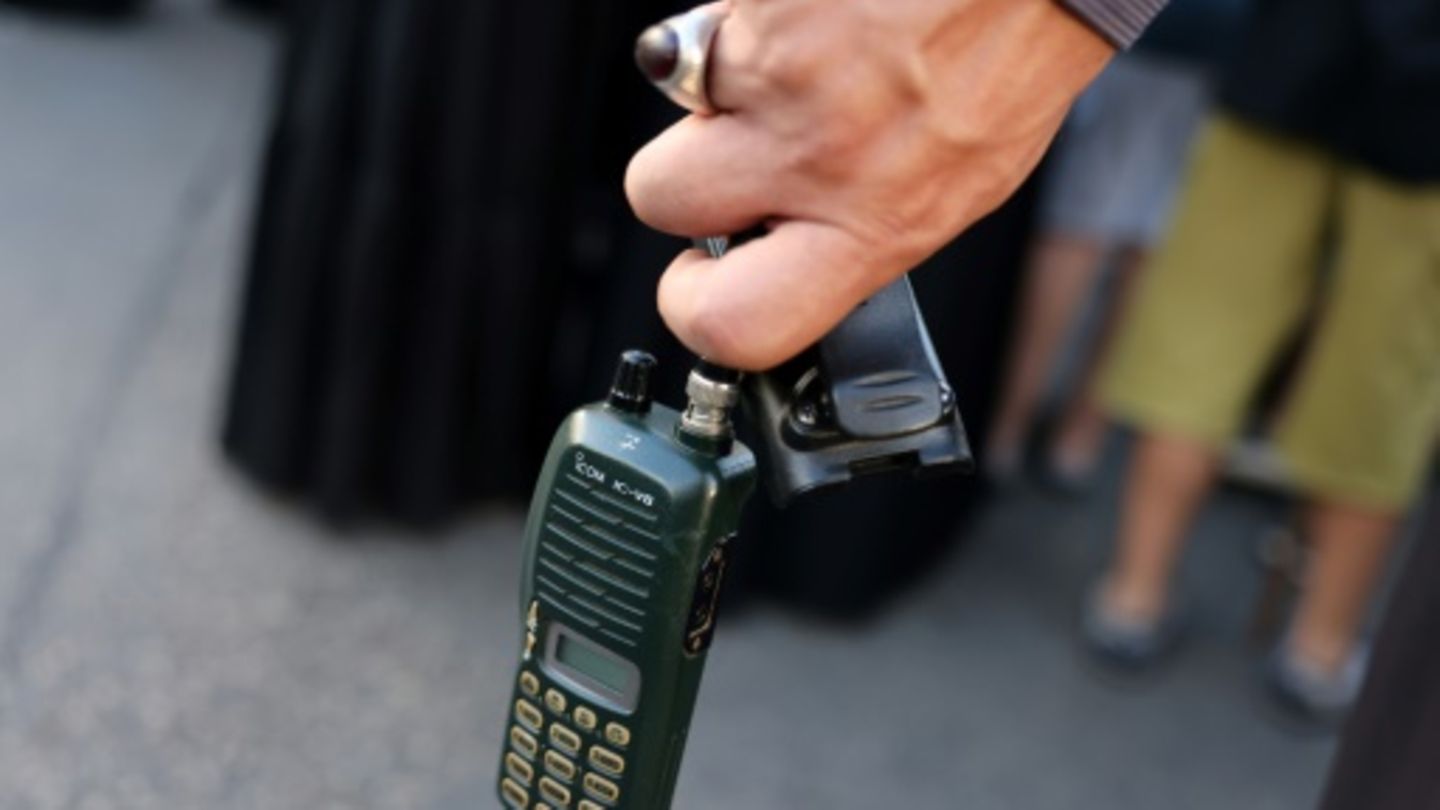 Mann mit Walkie-Talkie in Beirut