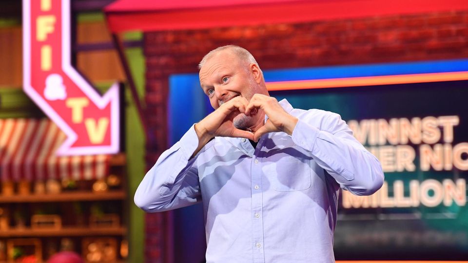 Stefan Raab formt in seiner neuen Show dem Publikum mit beiden Händen ein Herz