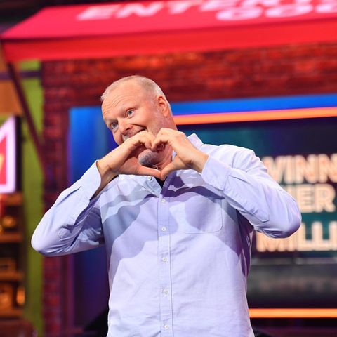 Stefan Raab formt in seiner neuen Show dem Publikum mit beiden Händen ein Herz