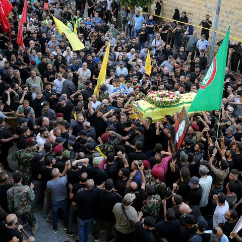 Anhänger der Hisbollah im Libanon tragen bei einem Trauerzug Särge der Explosionsopfer