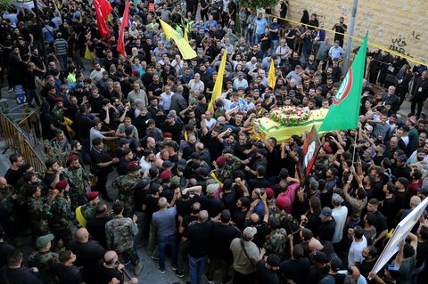 Anhänger der Hisbollah im Libanon tragen bei einem Trauerzug Särge der Explosionsopfer