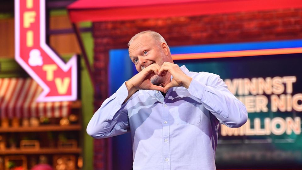 Stefan Raab form mit beiden Händen ein Herz und lächelt dabei