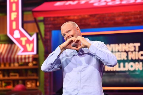 Stefan Raab formt mit beiden Händen ein Herz und lächelt dabei