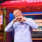 Stefan Raab formt mit beiden Händen ein Herz und lächelt dabei