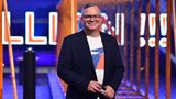 Moderator Elton steht in der Kulisse der neuen Show von Stefan Raab