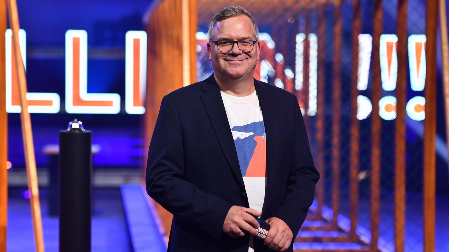 Moderator Elton steht in der Kulisse der neuen Show von Stefan Raab